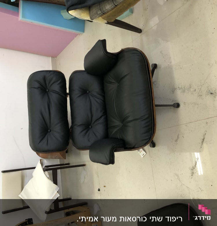 כיסא מרופד בעור שחור עם כריות נשלפות